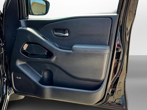 Used 2022 Nissan Frontier PRO-4X image 26