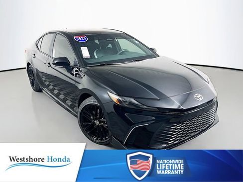 Used 2025 Toyota Camry SE image 1