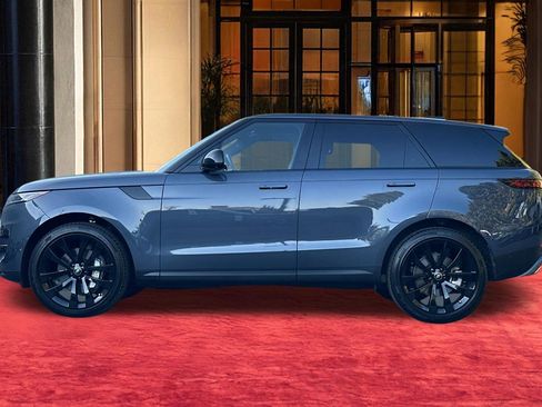 Used 2025 Land Rover Range Rover Sport SE image 3