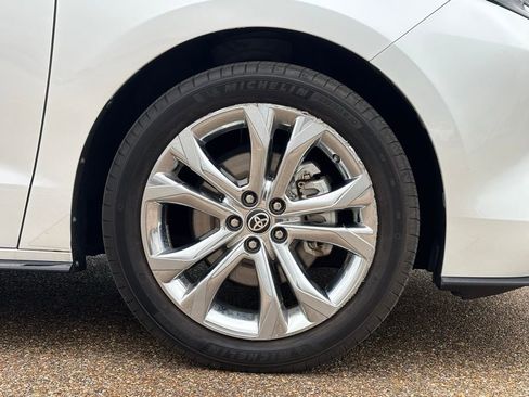 Used 2023 Toyota Sienna Platinum image 9