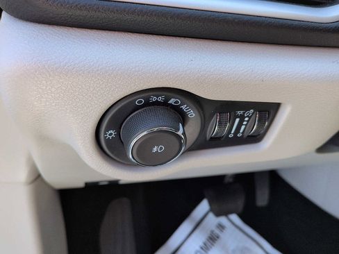 Used 2024 Chrysler Pacifica Touring-L FWD image 15