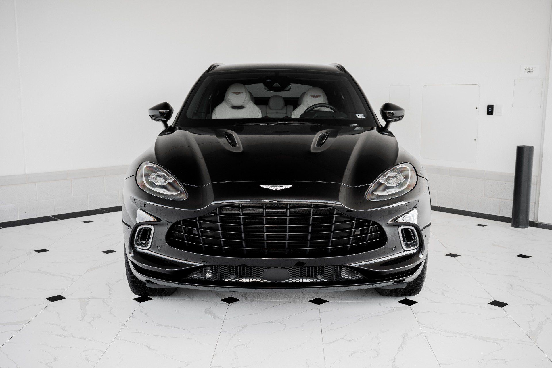 Used 2022 Aston Martin DBX AWD/4WD image 6