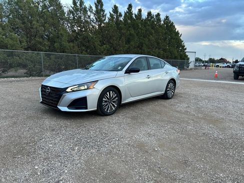 Used 2024 Nissan Altima 2.5 SV FWD image 1