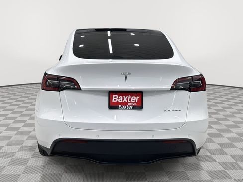 Used 2022 Tesla Model Y Long Range image 10