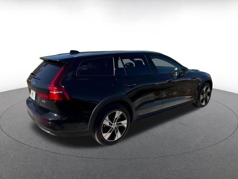 Used 2025 Volvo V60 B5 Cross Country Plus image 15
