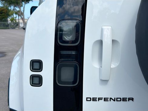 New 2026 Land Rover Defender 110 X-Dynamic SE AWD/4WD image 10