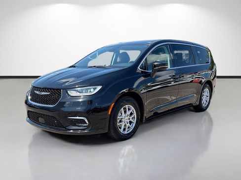 Used 2024 Chrysler Pacifica Touring-L FWD image 7