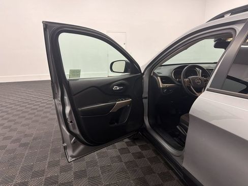 Used 2017 Jeep Cherokee Sport AWD/4WD image 23