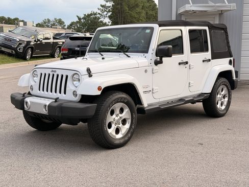 Used 2015 Jeep Wrangler Unlimited Sahara w/ Dual Top Group AWD/4WD image 7