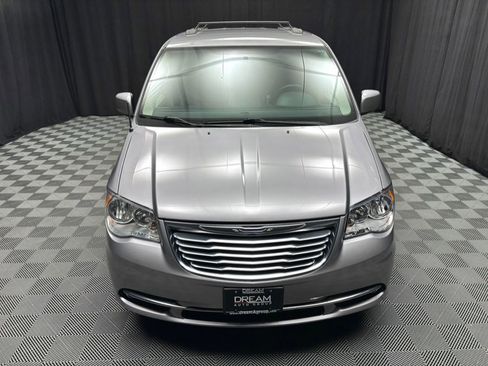 Used 2016 Chrysler Town & Country Touring w/ Driver Convenience Group image 8