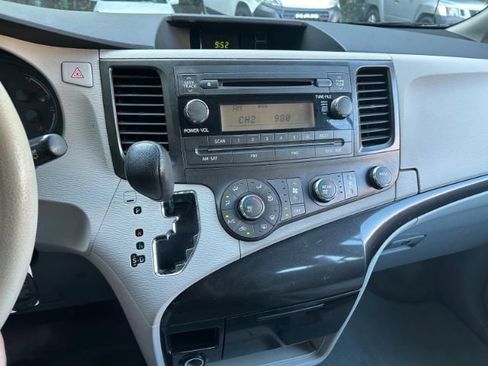 Used 2013 Toyota Sienna L w/ Towing Pkg FWD image 12