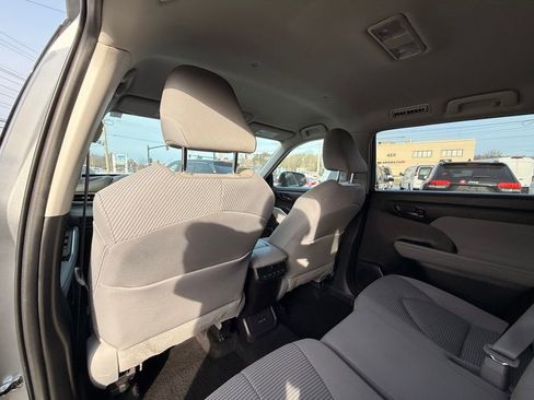 Used 2022 Toyota Highlander LE image 16
