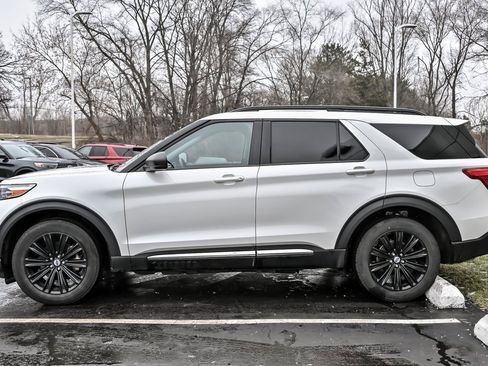 Used 2023 Ford Explorer XLT w/ Equipment Group 202A image 5