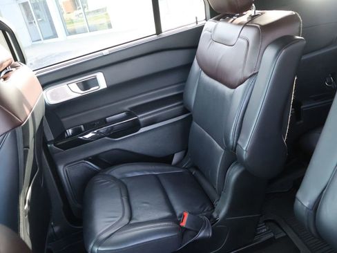 Used 2023 Ford Explorer Platinum w/ Technology Package AWD/4WD image 17