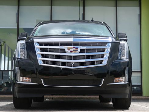 Used 2018 Cadillac Escalade Luxury w/ LPO, Radiant Package RWD image 3