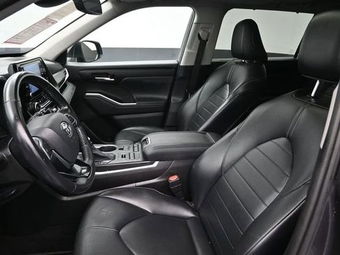 Certified 2021 Toyota Highlander XLE image 23