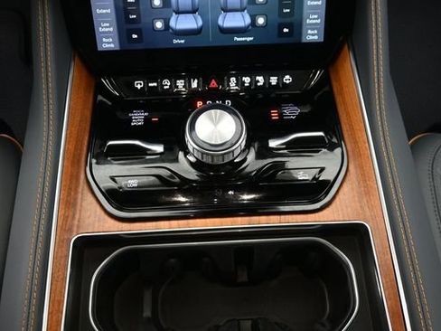 Used 2022 Jeep Grand Wagoneer Series III AWD/4WD image 23