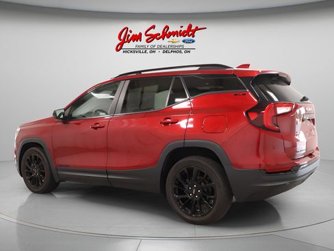 Used 2023 GMC Terrain SLE w/ Driver Convenience Package FWD image 4