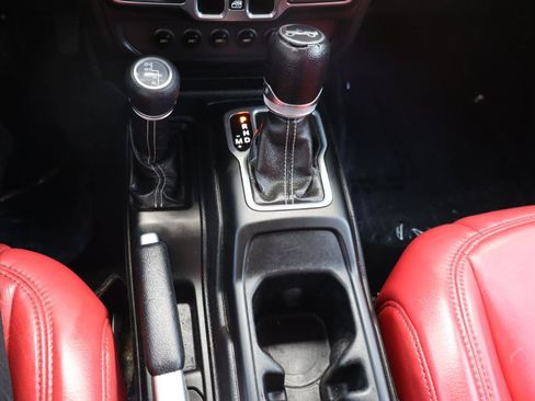 Used 2018 Jeep Wrangler Unlimited Sahara w/ Uconnect 4C Nav & Sound Group AWD/4WD image 25