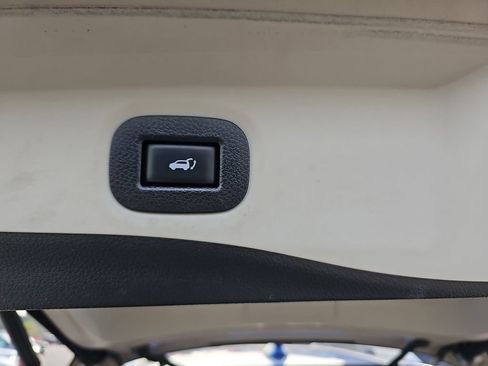 Used 2018 Nissan Rogue SL w/ Premium Package image 16