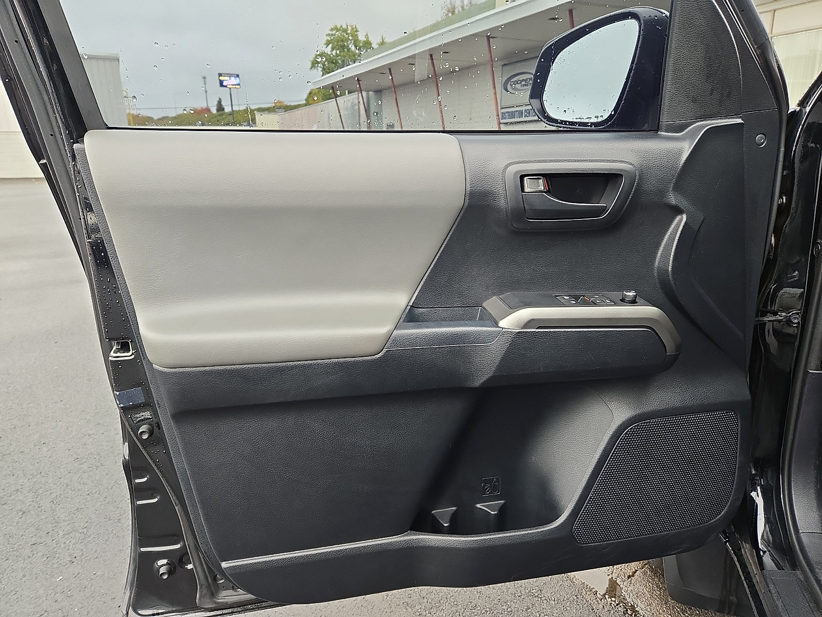 Used 2018 Toyota Tacoma SR5 w/ SR5 Appearance Package (SM) AWD/4WD image 12
