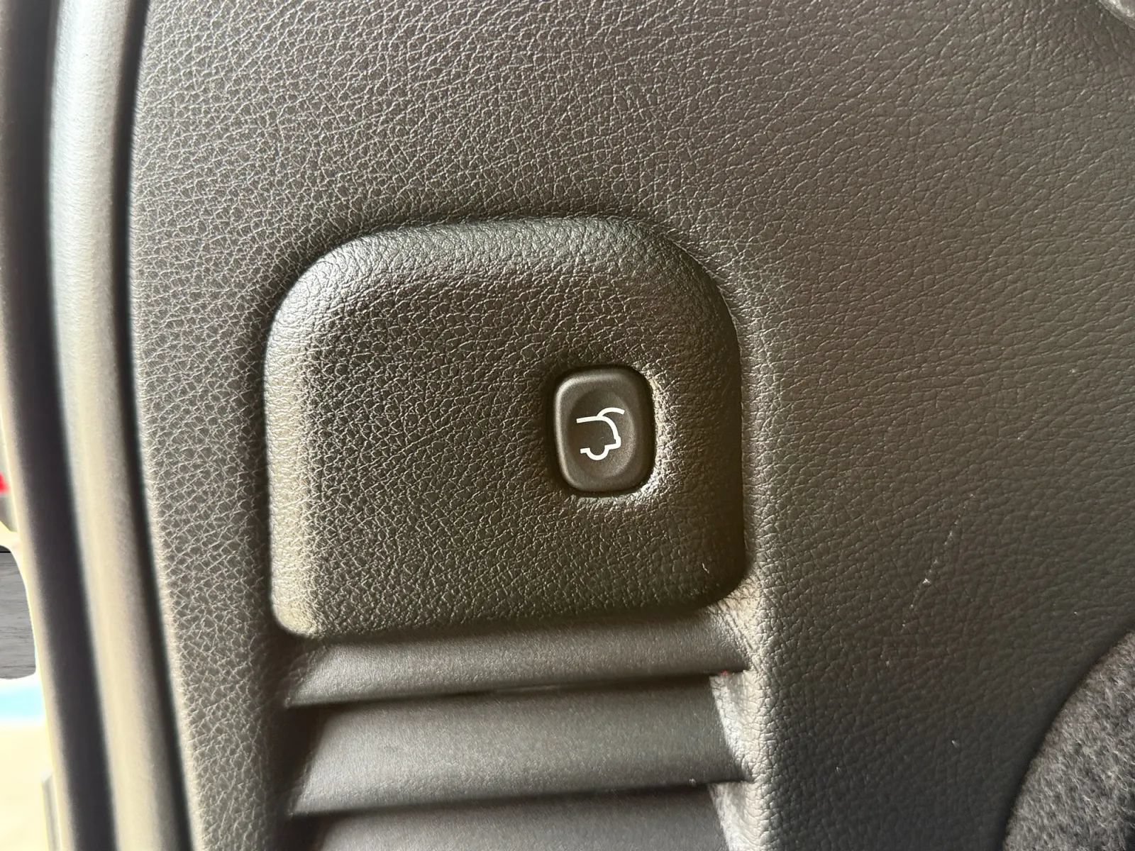 Used 2018 Jeep Grand Cherokee Altitude AWD/4WD image 12