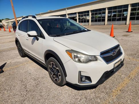 Used 2017 Subaru Crosstrek 2.0i Limited image 2