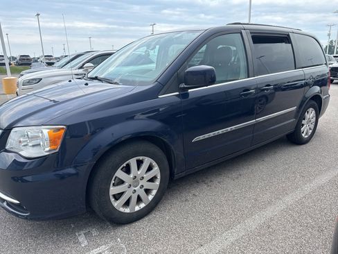 Used 2014 Chrysler Town & Country Touring FWD image 1