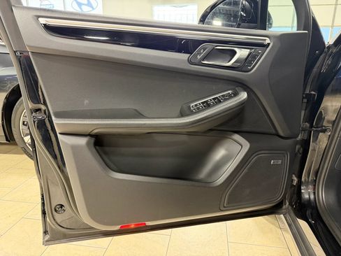 Used 2021 Porsche Macan AWD/4WD image 35