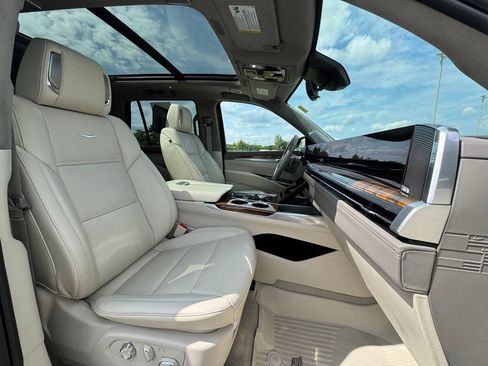 Certified 2025 Cadillac Escalade Sport Platinum w/ LPO, ONYX Package AWD/4WD image 32