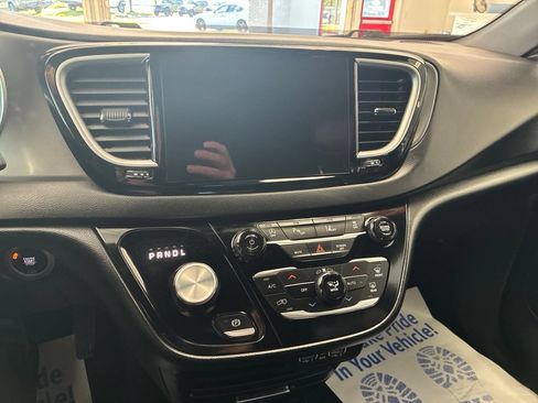 Used 2025 Chrysler Pacifica Select FWD image 38
