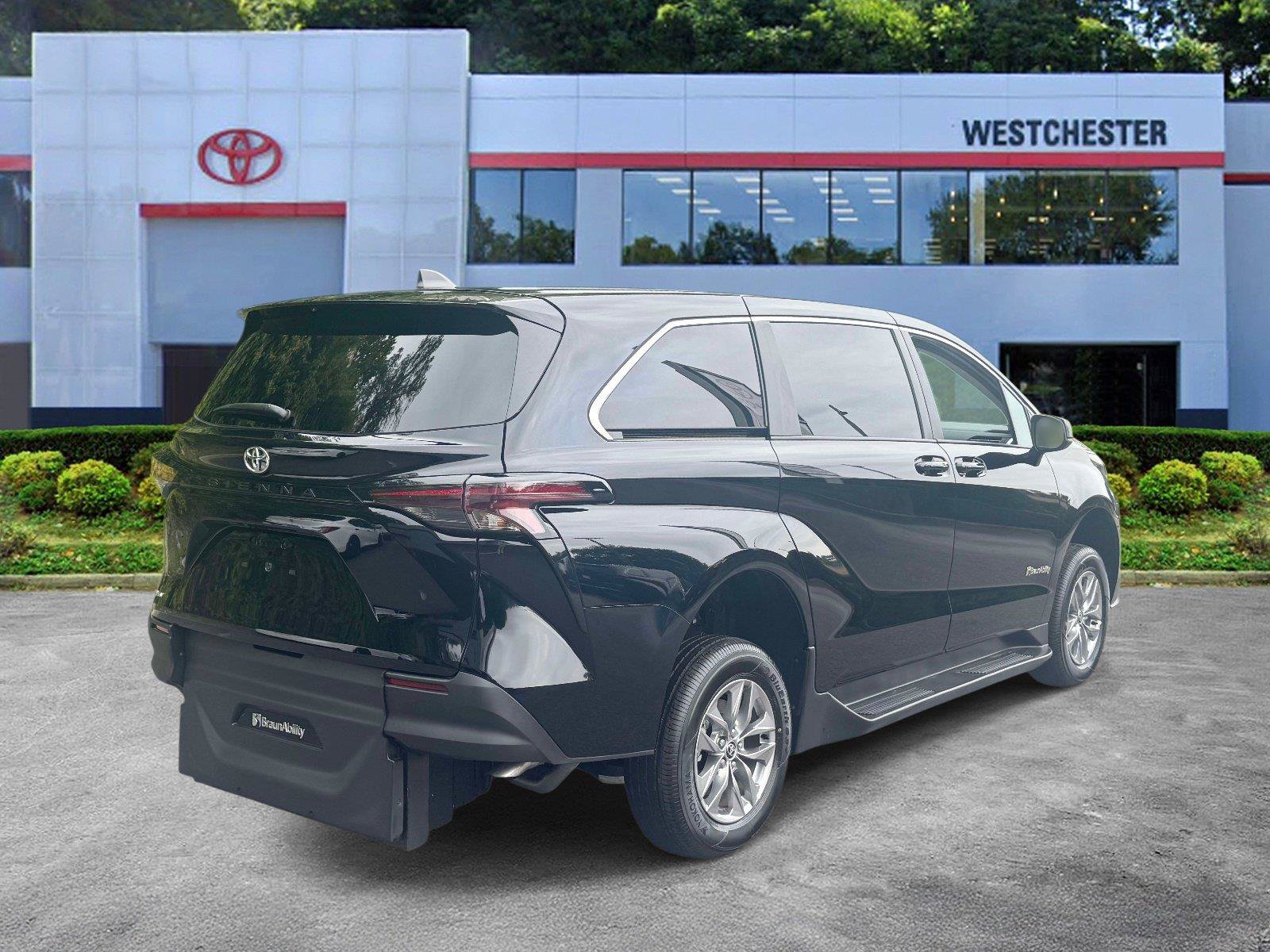 Used 2026 Toyota Sienna LE FWD image 7