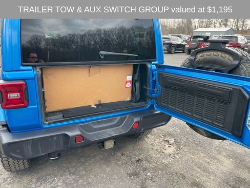 Used 2025 Jeep Wrangler Unlimited Sahara w/ Dual Top Group AWD/4WD image 9