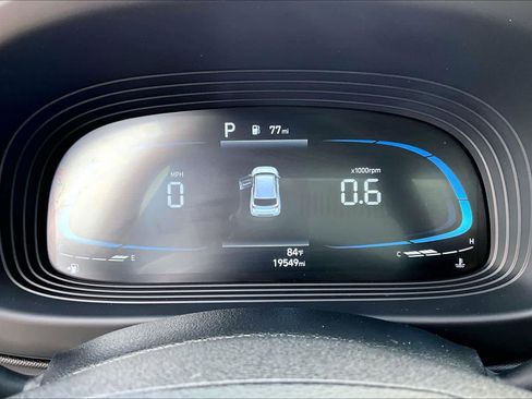 Used 2025 Hyundai Venue SEL image 24