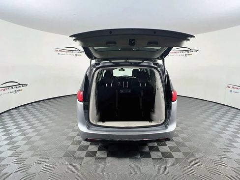 Used 2019 Chrysler Pacifica Touring-L FWD image 26