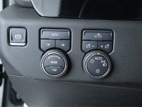 Used 2025 Chevrolet Silverado 1500 LT AWD/4WD image 21