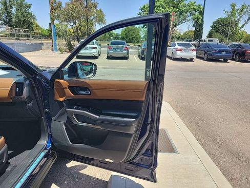 Used 2022 Nissan Pathfinder Platinum w/ Cargo Package FWD image 18