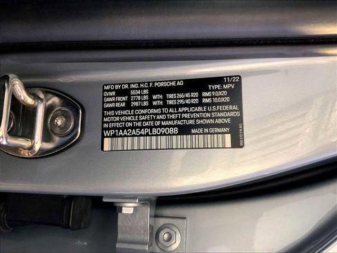 Certified 2023 Porsche Macan image 36