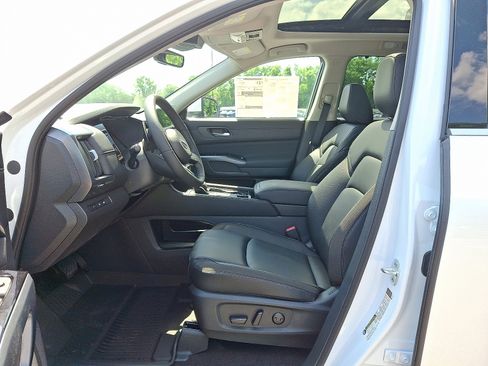 New 2025 Nissan Pathfinder SL w/ SL Premium Package image 6