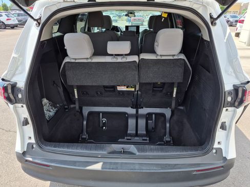 Used 2025 Toyota Sienna LE FWD image 32