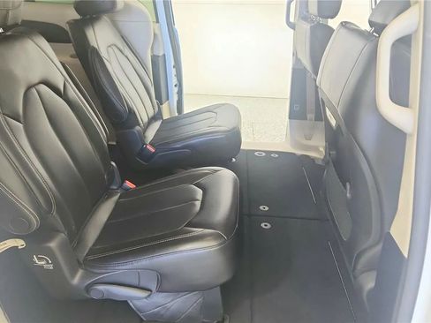 Used 2023 Chrysler Pacifica Touring-L FWD image 37
