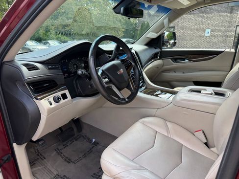 Used 2019 Cadillac Escalade Luxury RWD image 9