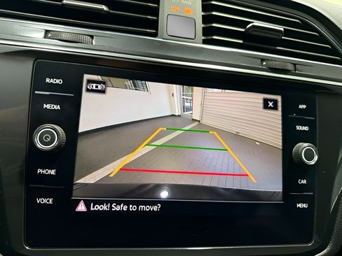 Used 2022 Volkswagen Tiguan SE w/ Panoramic Sunroof Package FWD image 20