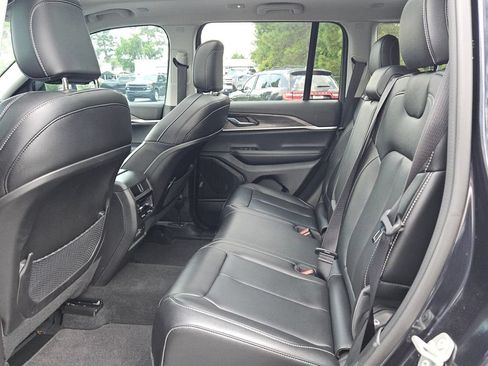 Used 2024 Jeep Grand Cherokee Limited w/ Black Appearance Package AWD/4WD image 11