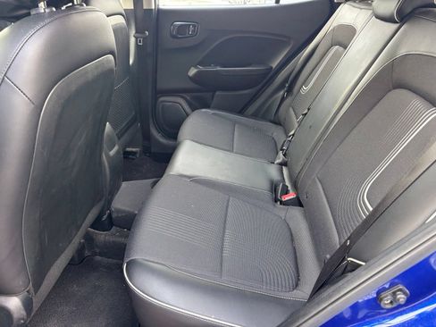 Used 2023 Hyundai Venue Limited FWD image 7