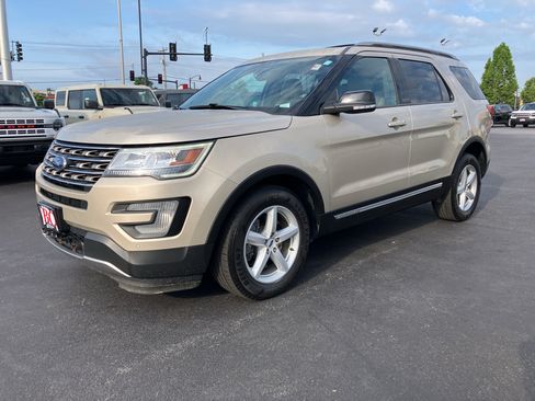 Used 2017 Ford Explorer XLT w/ Equipment Group 202A AWD/4WD image 2