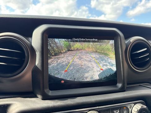 Used 2023 Jeep Wrangler Unlimited w/ Sun & Screen Package image 31