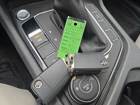 Used 2018 Volkswagen Tiguan SE w/ Panoramic Sunroof Package image 39