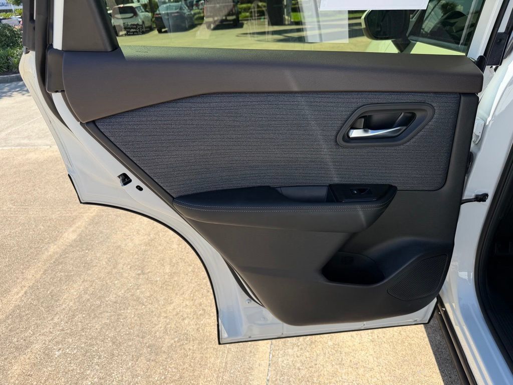 Used 2023 Nissan Rogue SV FWD image 15