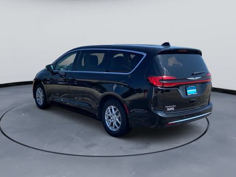 Used 2024 Chrysler Pacifica Touring-L FWD image 3